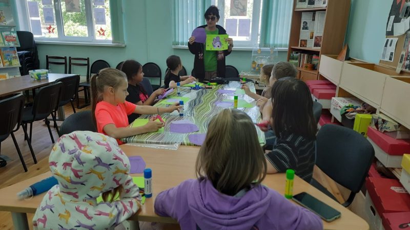 Юные тучковцы делали аппликации ко Дню семьи