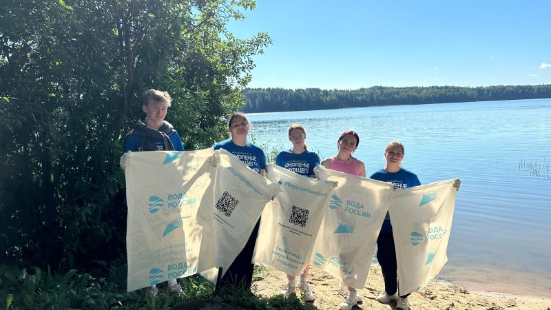 Активисты клуба «Поколение будущего» приняли участие в акции по очистке берегов реки Вейны 