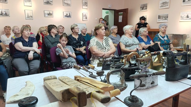 В Рузском музее долголетам рассказали об истории утюгов