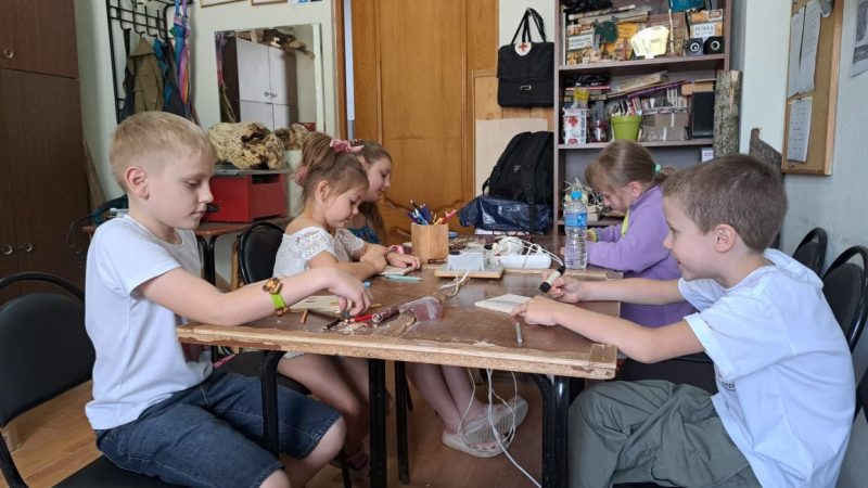 Юные тучковцы изобразили насекомых на своих поделках