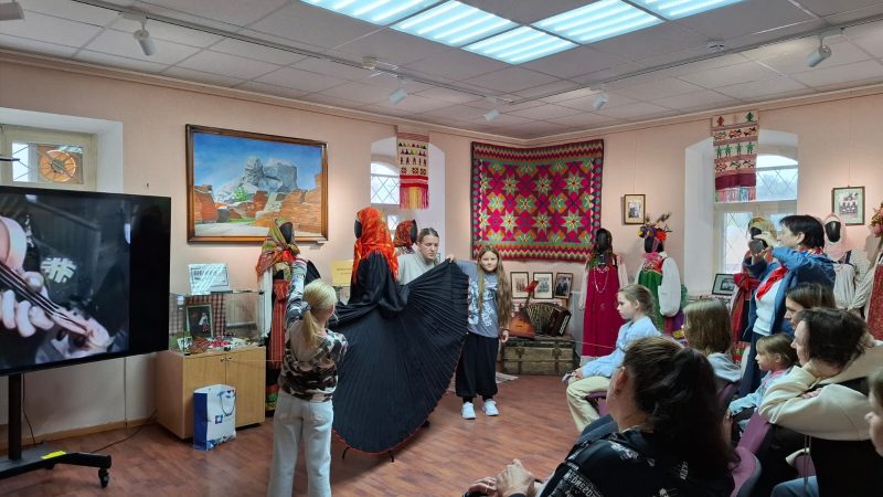 В краеведческом музее прошли экскурсия-лекция «Курский карагод» и встреча с художником