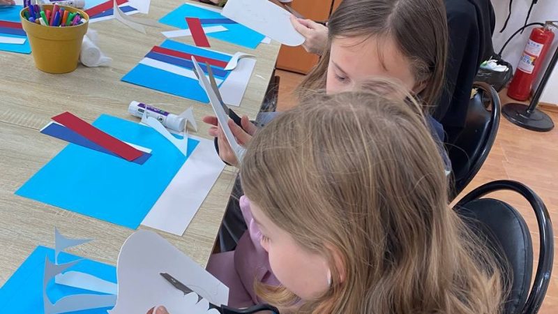 В студии «Арт-приключения» делали флаг России