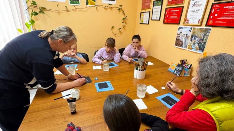 В Горбовском СДК рисовали одуванчики