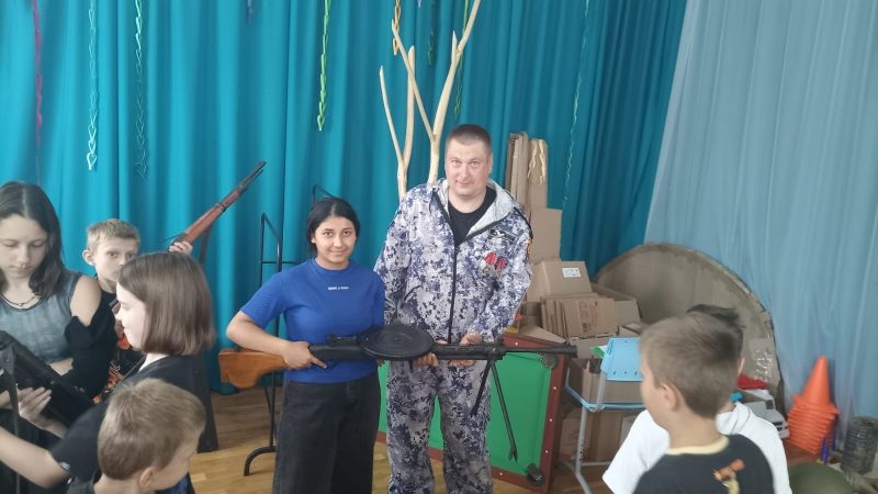 Росгвардеец рассказал воспитанникам соцприюта для детей и подростков «Забота» о работе поисковиков