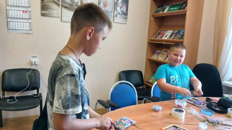 Юные орешковцы делали декоративное панно