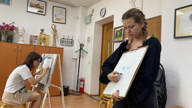 В студии «Арт-приключения» сотоялся мастер-класс «Портреты с историей»