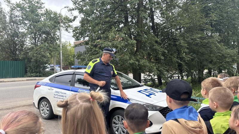 Юным ружанам на каникулах напомнили о безопасности и показали патрульный автомобиль