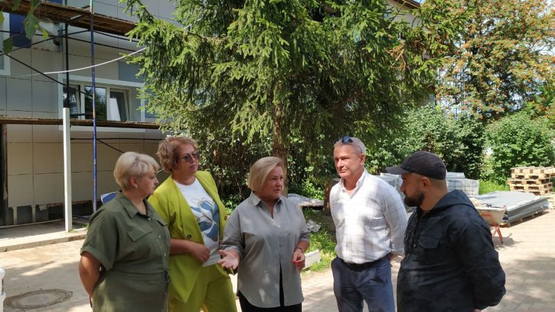 Депутат Татьяна Сердюкова проверила ход капремонта Колюбакинского детского сада