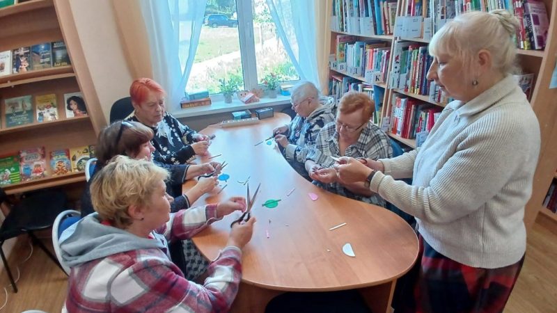 Орешковские долголеты мастерили бабочек из фоамирана