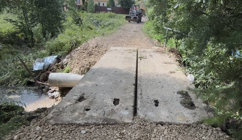 Восстановлено движение по мосту через реку Поношу в Колюбакино   