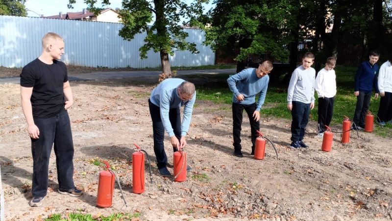 Рузские школьники отрабатывали навыки пользования огнетушителями