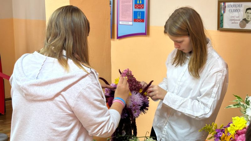Колюбакинские школьники создавали цветочные композиции