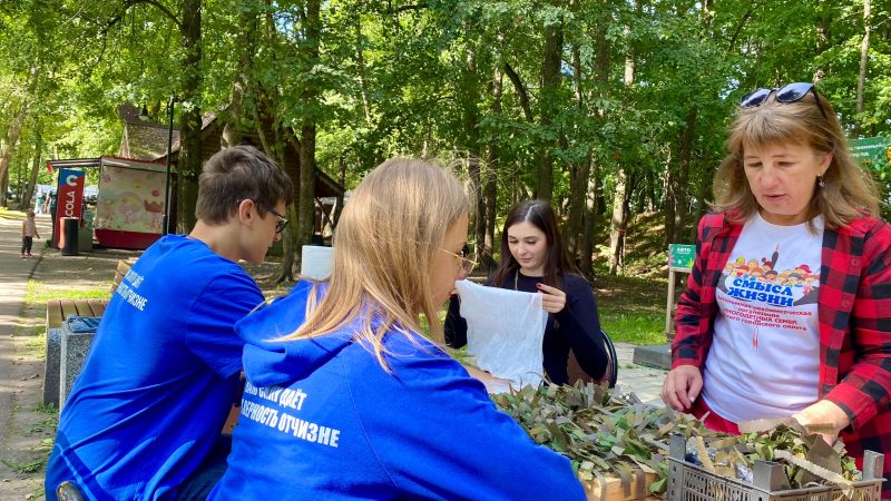 На Городке плели маскировочные сети