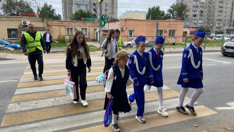 Ребята из отряда ЮИД «Сигнал» обеспечивали безопасность школьников на пешеходных переходах