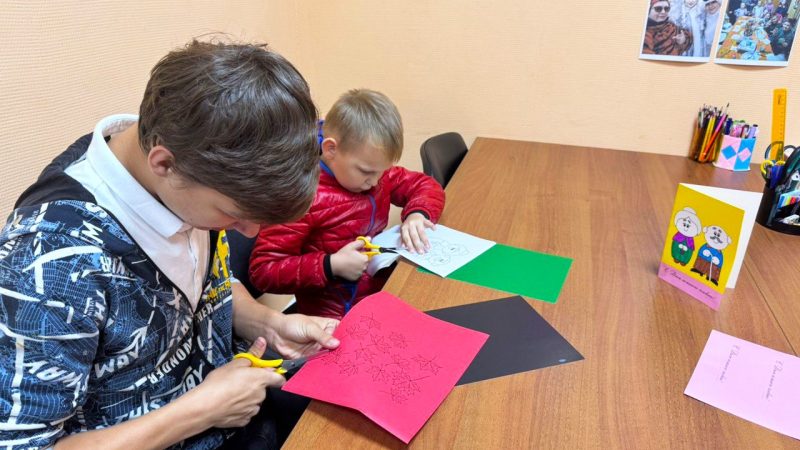 В Горбово мастерили поздравительные открытки ко Дню пожилого человека