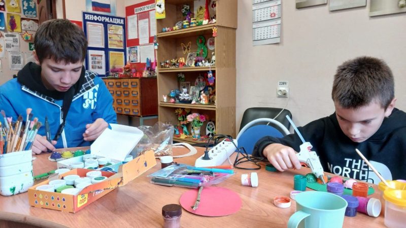 Юные орешковцы мастерили оригинальное панно