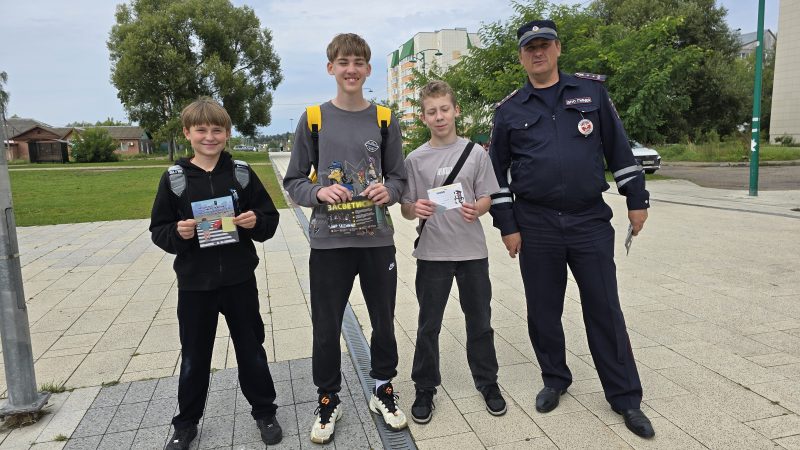 Автоинспекторы напомнили юным жителям и их родителям, как безопасно переходить дорогу