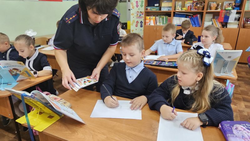 Первоклассники Гимназии №1 Рузы узнали правила безопасного поведения на дороге