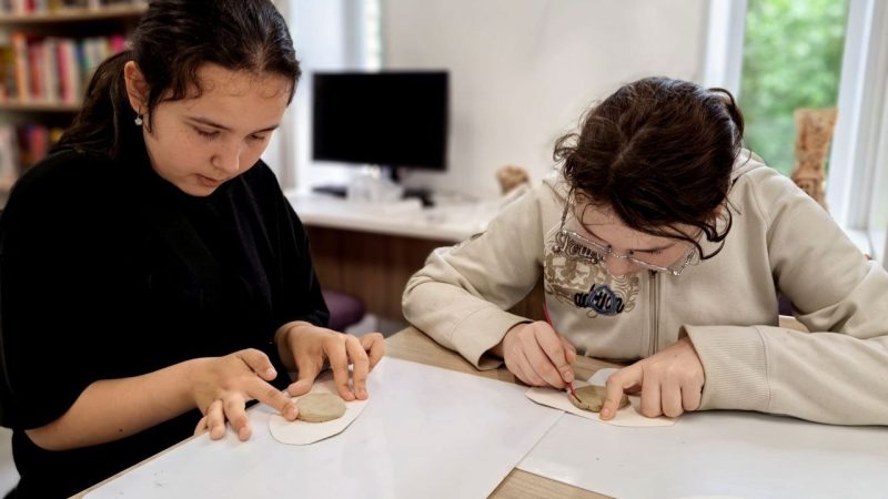 Для юных ружан провели мастер-класс «Мудрая сова из глины»