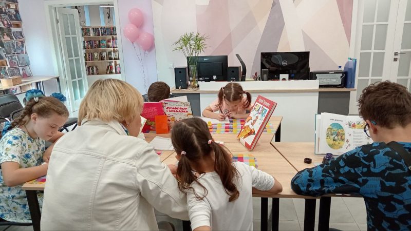 Занятие по каллиграфии для юных ружан посвятили творчеству Корнея Чуковского