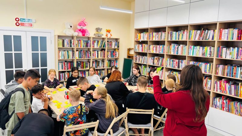 В Рузской библиотеке освоили смешанную технику изготовления кленовых листочков 