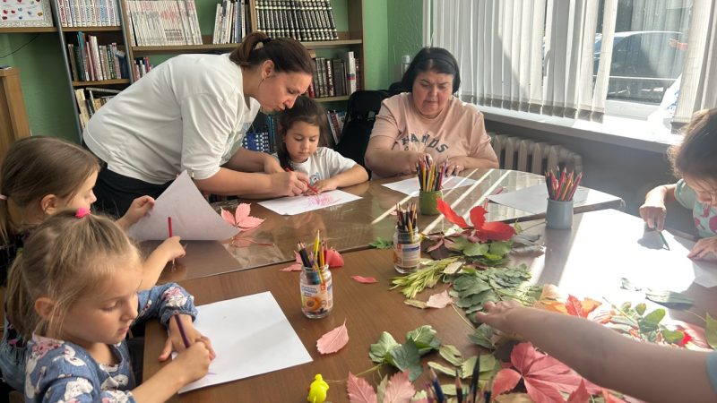 Тучковские ребята рисовали осень