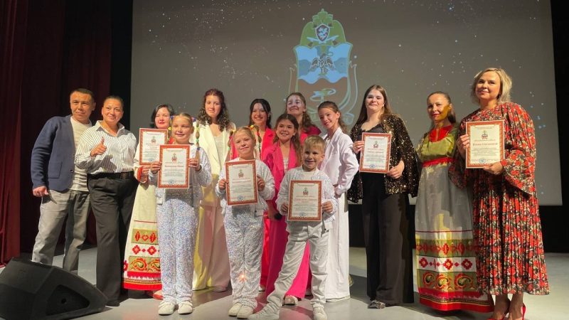 Карина Серегина из Дороховского ДК выступила на концерте для военнослужащих