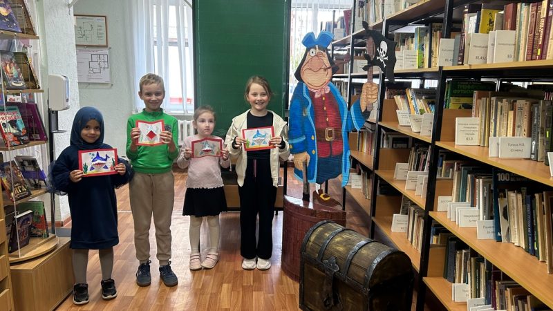 Юные тучковцы делились летними воспоминаниями и нарисовали акул