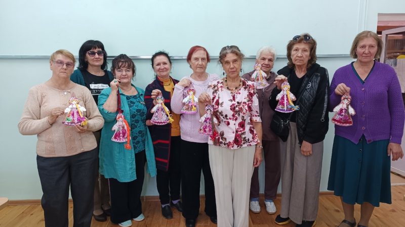 Для тучковских рукодельниц провели мастер-класс по созданию кукол-оберегов