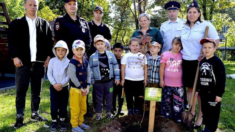 Патриотическая акция объединила полицейских и дошкольников