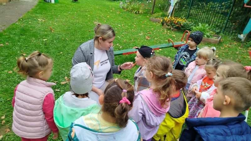 «Орлята-дошколята» подарили символические самолётики четвероклассникам