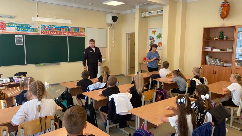 Инспектор ГИБДД провёл уроки безопасности для первоклассников Покровской школы