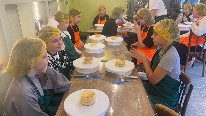 Юные кондитеры: мастер-класс по созданию бенто-тортов