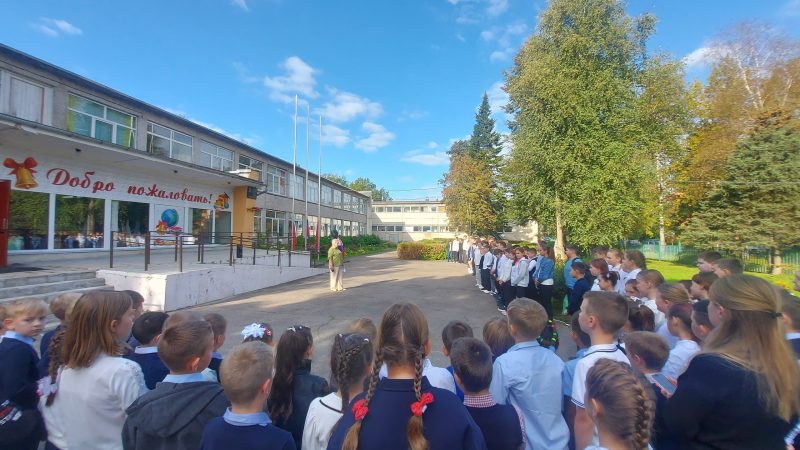 Торжественный старт учебной недели в Космодемьянской школе