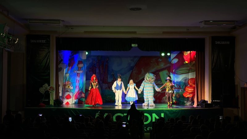 В Тучково состоялось представление «Волшебная сказка про девочку Алису»
