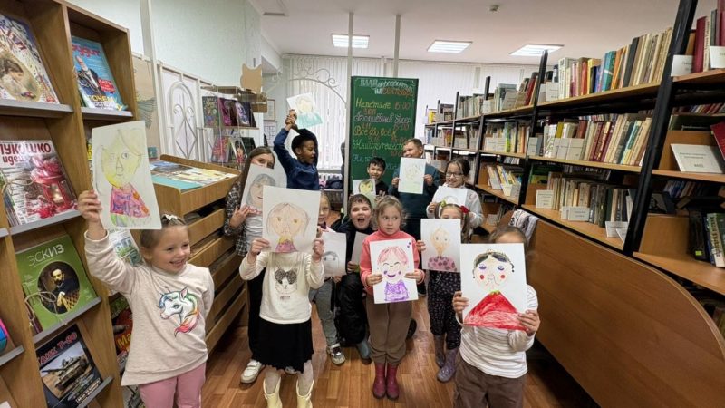 Юные тучковцы рисовали портреты бабушек и дедушек