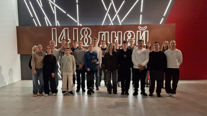 Ученики школы №3 посетили выставку «1418 дней. К 80-летию Великой Победы»