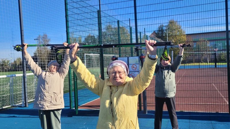 Рузские пенсионеры занимаются скандинавской ходьбой