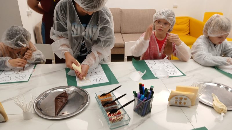 С процессом изготовления шоколадных изделий ознакомились нестеровские лицеисты