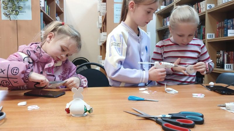 В Орешковской библиотеке прошел мастер-класс «Кролик с сюрпризом»