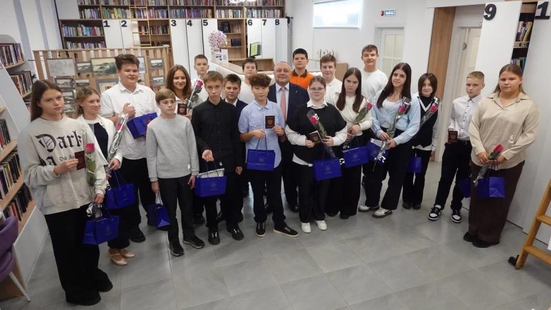 Юным жителям округа вручили первые паспорта