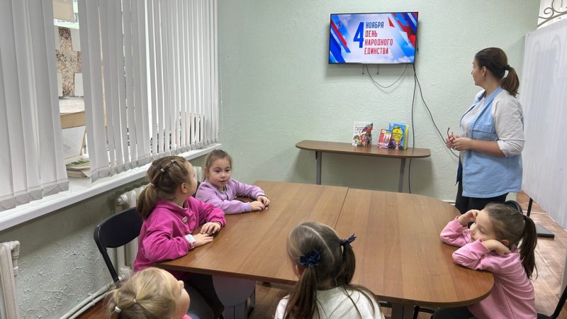 Юные тучковцы слепили сердце в цветах российского триколора