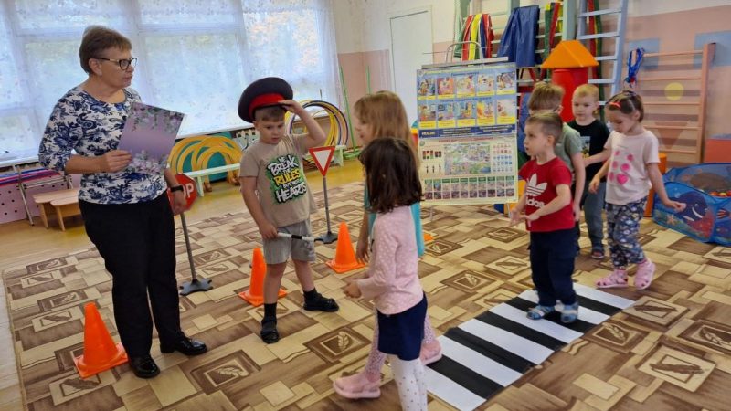 Партийцы провели информационный час о правилах дорожного движения