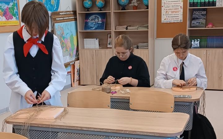 Творчество во имя добра: мастер-классы в Дороховской школе