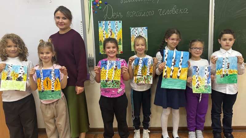 Юные дороховчане рисовали картины «Мишки в осеннем лесу»