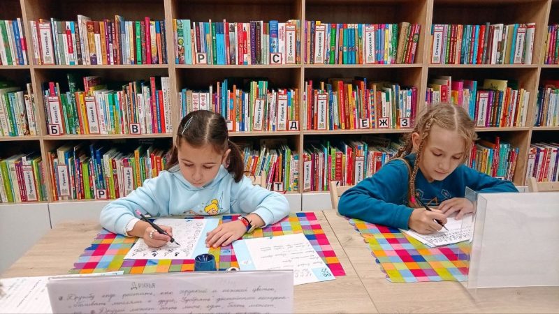 Дружба как бесценное сокровище: урок каллиграфии в Рузской библиотеке