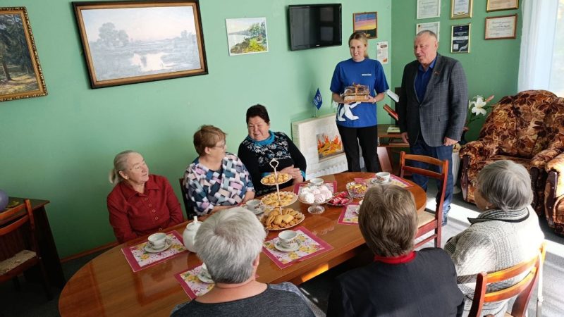 В Беляногорской библиотеке поздравили старшее поколение с праздником