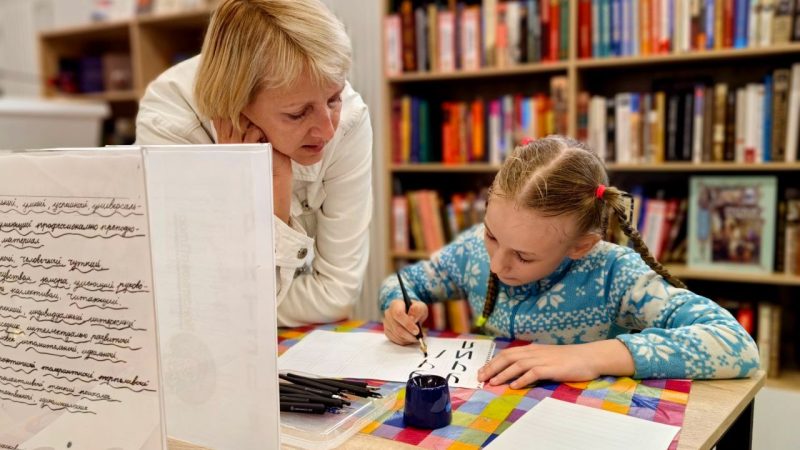 Юные ружане учились писать плакатными перьями