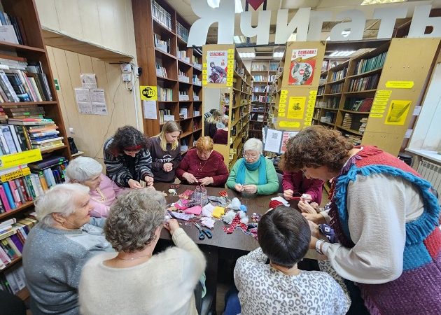 Дороховчан научили мастерить народную куклу