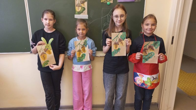 Творческий час в Покровской школе: занятие кружка «Юный художник»